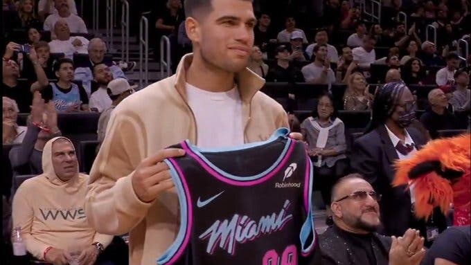 [VÍDEO] Alcaraz assistiu a um jogo dos Miami Heat e até teve direito a receber uma camisola