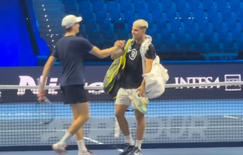 Sinner e Alcaraz já estão em Turim a preparar as Finals e até se cruzaram em pleno court