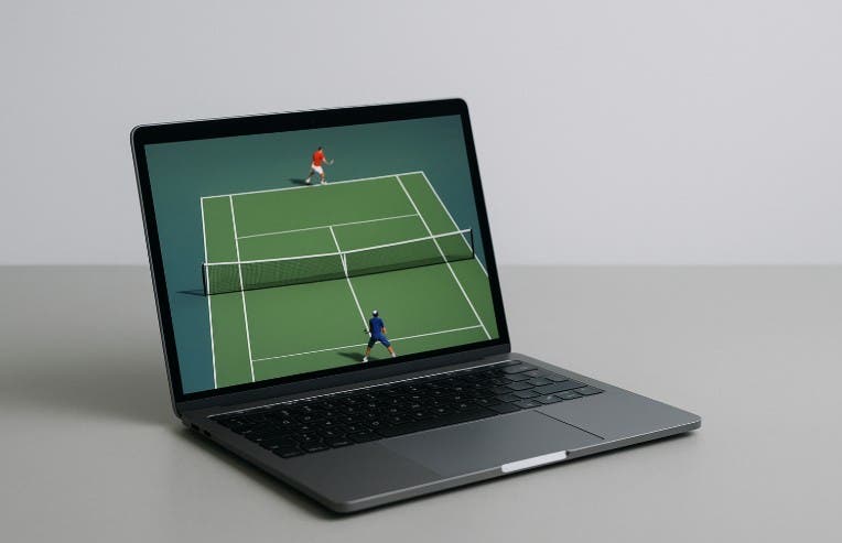 Do Court 1 ao Sofá: Como os Fãs de Ténis Acompanham os Jogos Durante as Viagens