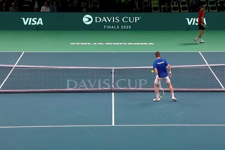 Moutet admite que errou após atitude bizarra na Davis: «Sinto-me um palhaço!»