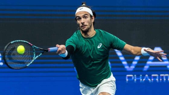 Musetti passeia rumo às meias-finais de Atenas e aproxima-se das ATP Finals