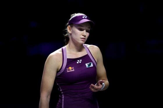 Rybakina preocupada com lesão no ombro: «Espero que não fique pior…»