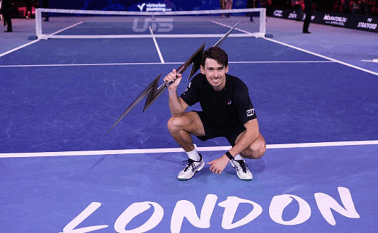 De Minaur amealhou mais de meio milhão de dólares por ser o campeão do UTS