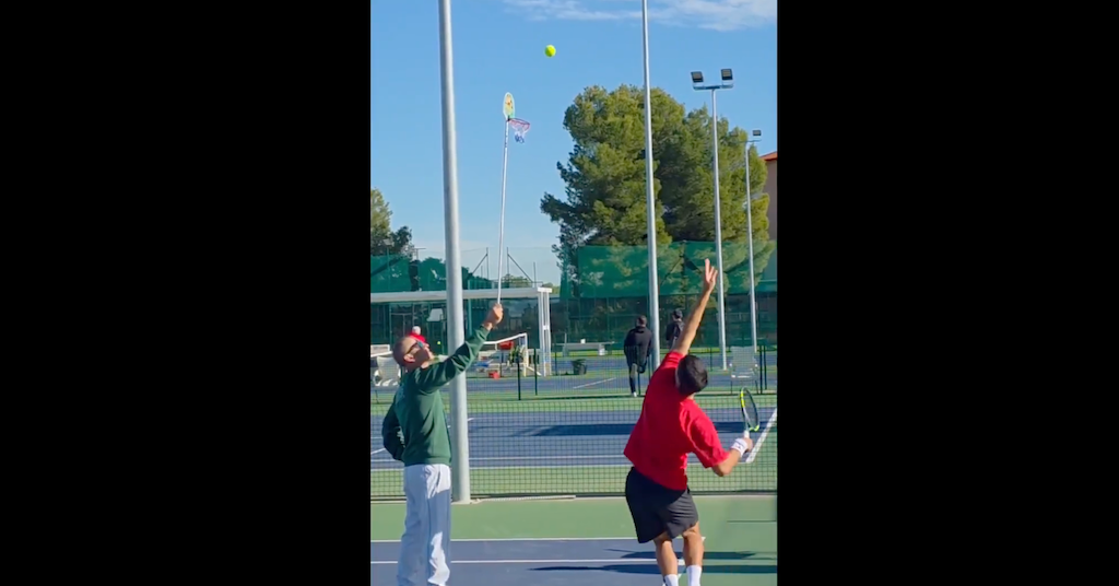 [VÍDEO] Alcaraz afina serviço com exercício… surpreendente