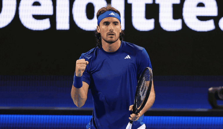 Tsitsipas afasta fantasmas e entra em 2026 a confirmar triunfo da Grécia contra o Japão