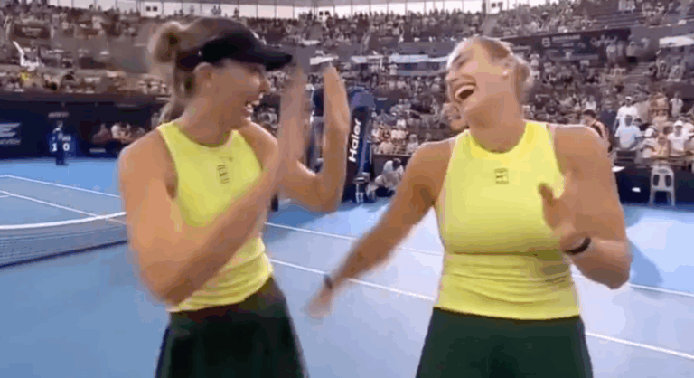 Sabalenka e Badosa juntam-se no circuito quase quatro anos depois e celebram em Brisbane