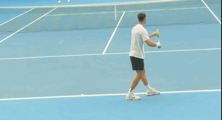 [VÍDEO] Alcaraz apresenta novo serviço em Melbourne parecido com… o de Djokovic