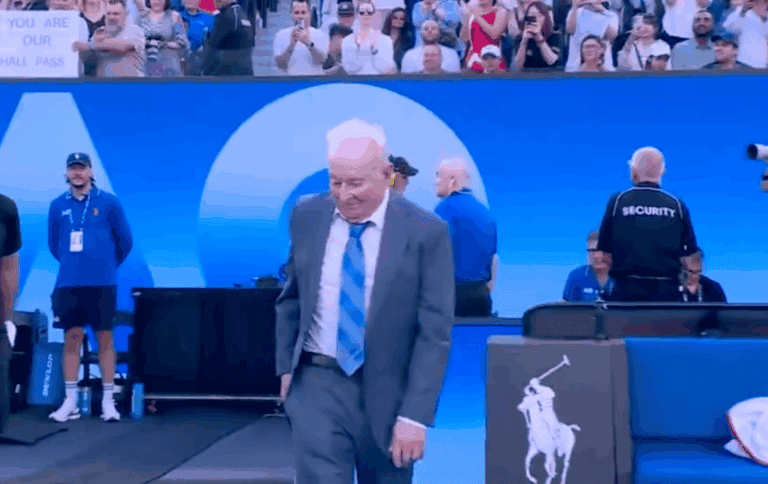 [VÍDEO] A enorme ovação que Rod Laver recebeu a entrar na… Rod Laver Arena