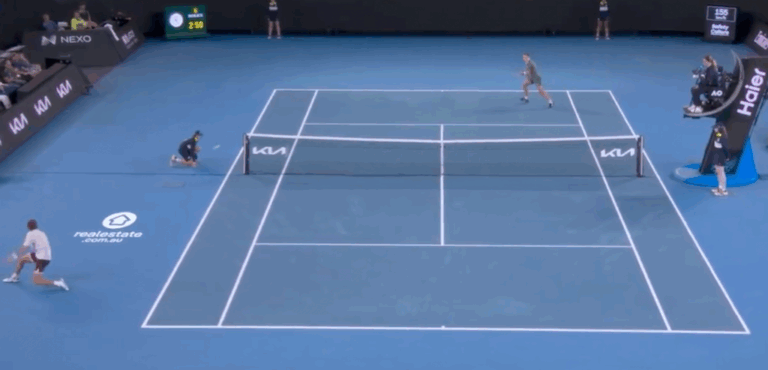 [VÍDEO] De Minaur inventou maneira de ganhar ponto com bola à volta da rede