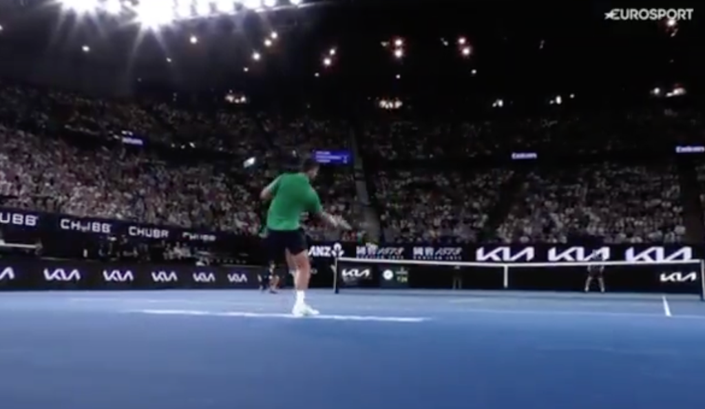 [VÍDEO] Novak Djokovic esteve a centímetros de ser desqualificado no Australian Open