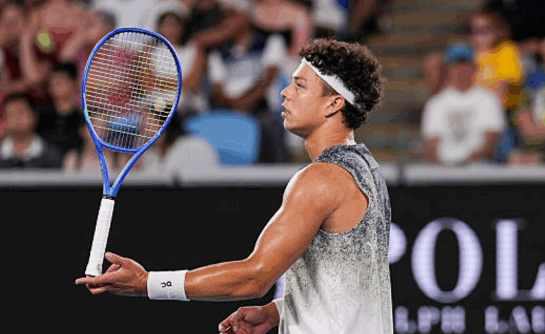 Shelton avisa a concorrência: «Agiganto-me nos grandes palcos»