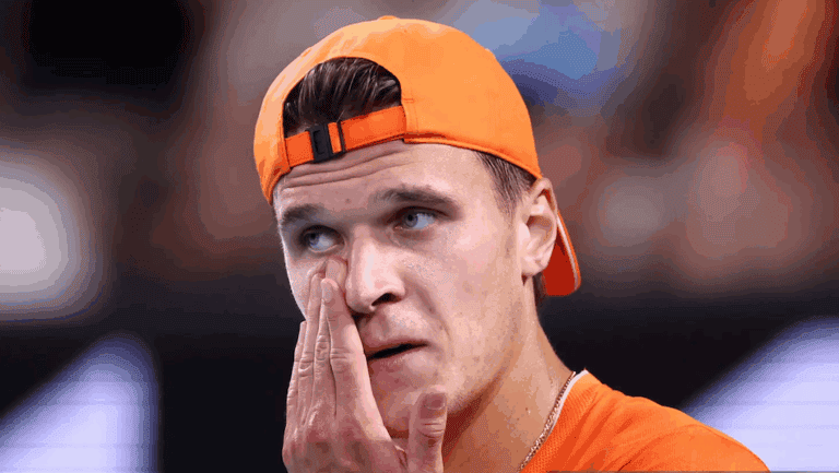 Mensik desiste e Djokovic está nos ‘quartos’ do Australian Open… sem jogar