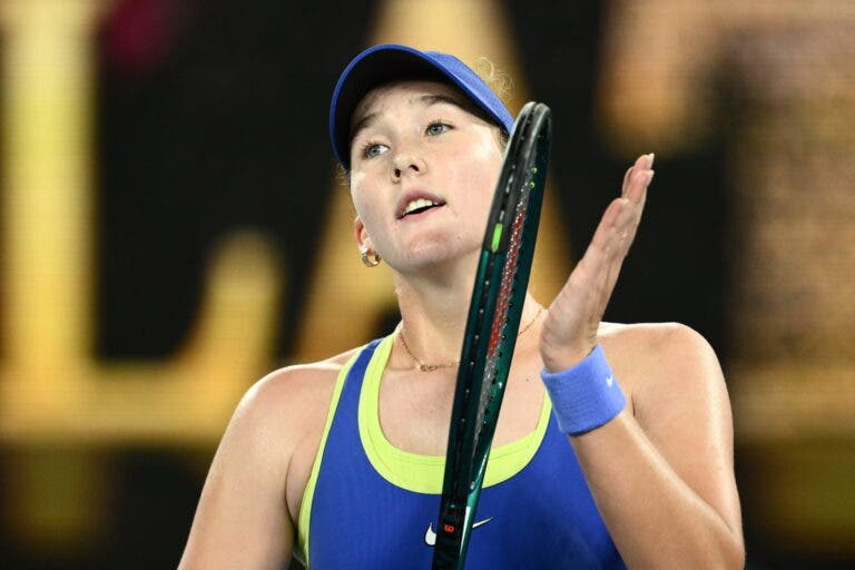 Andreeva mete a sétima vitória seguida para regressar aos ‘oitavos’ do Australian Open