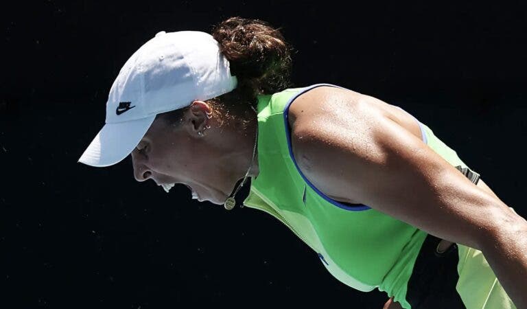 Keys apanha susto diante de adversária ‘única’ mas inicia defesa do título com vitória