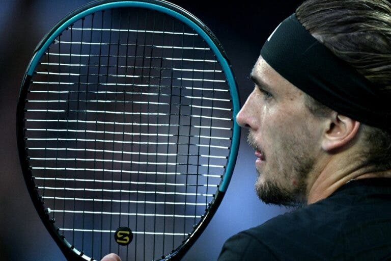 Zverev e De Minaur resolvem tropeções e avançam no Australian Open