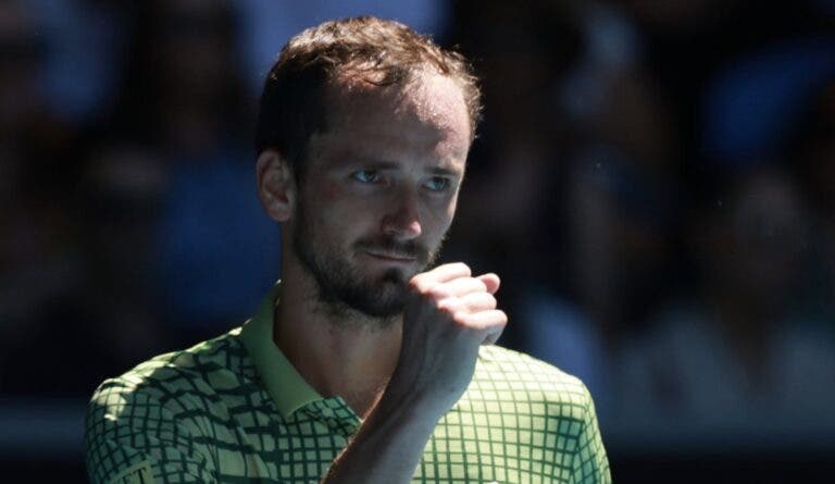 Medvedev vira de 0-2 em sets e sobrevive rumo aos ‘oitavos’; Davidovich desiste contra Paul