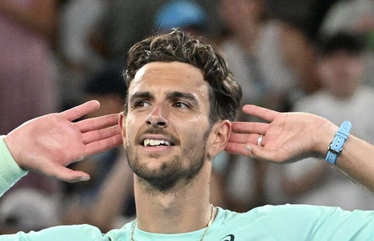 Forza, Itália! Musetti e Darderi batalham rumo aos ‘oitavos’ do Australian Open pela 1.ª vez