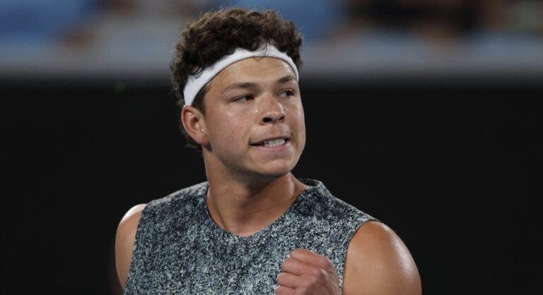 Shelton vence e convence diante de Vacherot e regressa aos ‘oitavos’ na Austrália