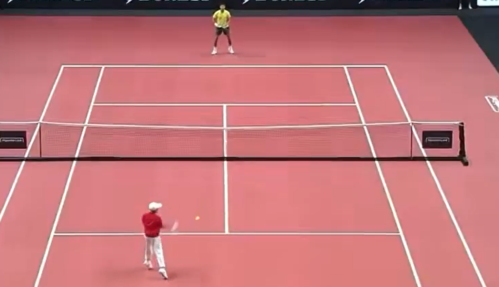 [VÍDEO] Miúdo pegou na raquete de Sinner e… ganhou ponto a Alcaraz
