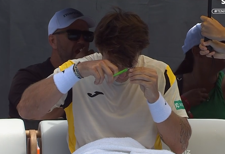 [VÍDEO] Carabelli corta o seu próprio cabelo a meio de encontro em Auckland