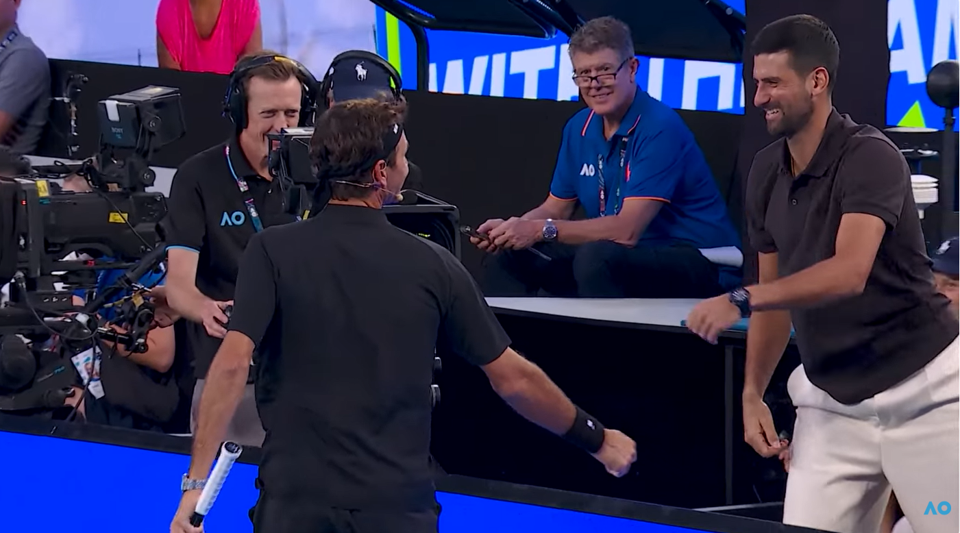 Do cumprimento a Djokovic à reação imperdível por causa… da esquerda a duas mãos: o show de Federer no duelo de lendas em Melbourne