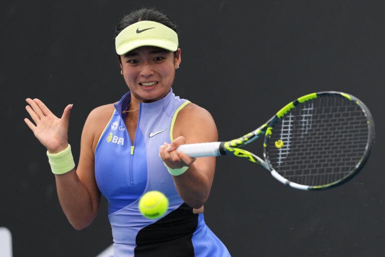 Muskova entra com boa vitória, Eala não aproveita enorme apoio e cai à primeira em Melbourne