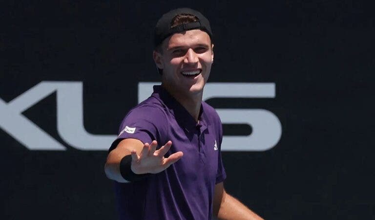 Baez e Mensik brilham rumo à final em Auckland