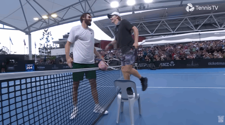 [VÍDEO] Sweeney perdeu para Opelka e no final colocou-se em cima de uma… cadeira para o cumprimentar