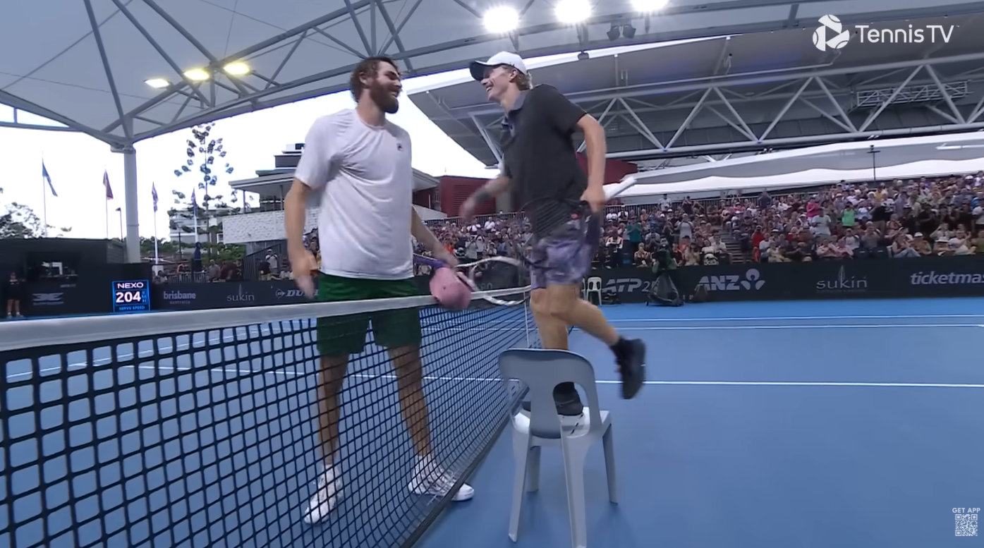 [VÍDEO] Sweeney perdeu para Opelka e no final colocou-se em cima de uma… cadeira para o cumprimentar