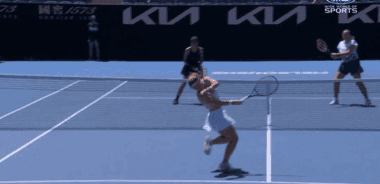 [VÍDEO] Ostapenko atinge adversária com bola mesmo em cheio na cara