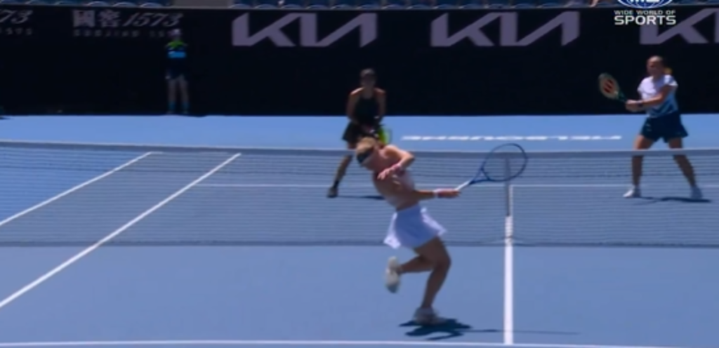 [VÍDEO] Ostapenko atinge adversária com bola mesmo em cheio na cara