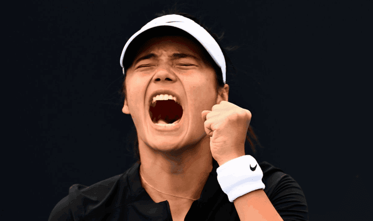 Raducanu vence ao fim de dois dias e está nos ‘quartos’ em Hobart