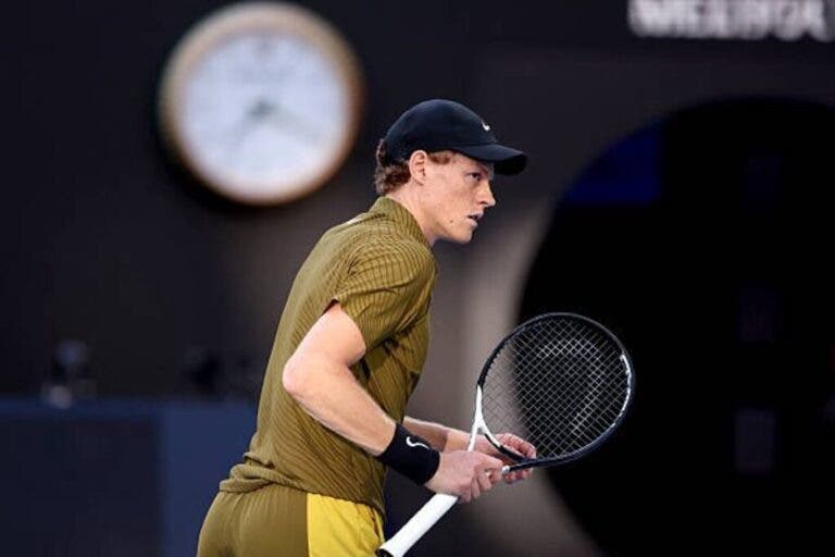 Sinner arranca ataque ao ‘tri’ no Australian Open com passeio que acabou mais cedo devido a desistência