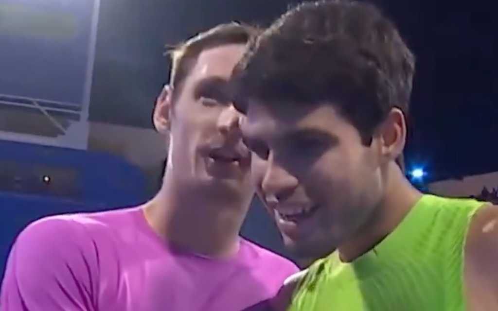 [VÍDEO] O curioso cumprimento à rede entre Royer e Alcaraz: «Fico à tua espera!»