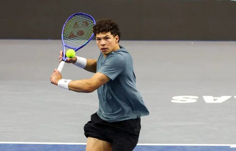 Shelton vence e convence na estreia em Dallas