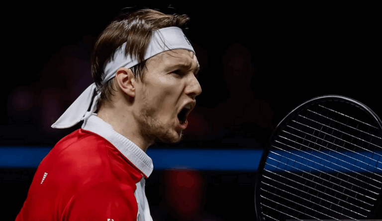 Bublik estreia-se nos ‘quartos’ de Roterdão após sobreviver a mais uma batalha