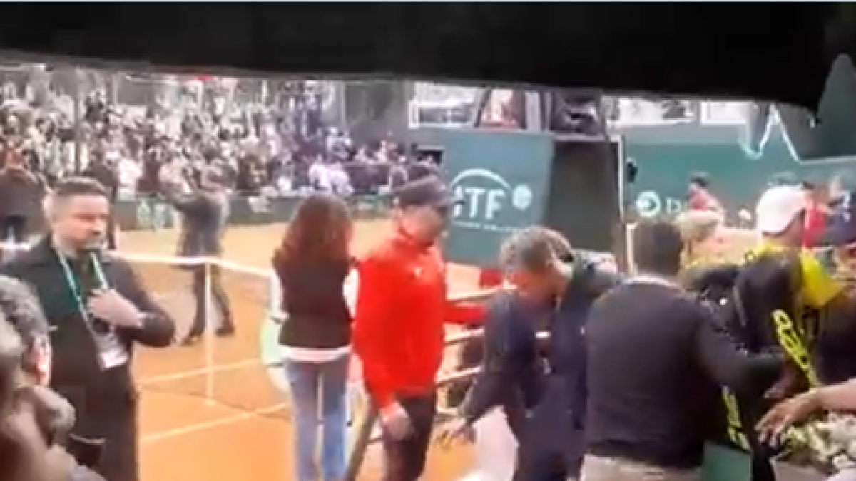 [VÍDEO] Jogadores colombianos saem escoltados após tentativas de agressão de adeptos marroquinos