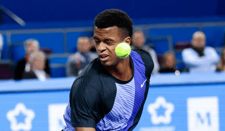 [VÍDEO] Mpetshi Perricard retira-se em Montpellier após lesão absolutamente surreal