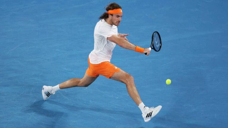 Tsitsipas joga muito e bate Medvedev pela primeira vez desde 2022 rumo aos ‘quartos’ em Doha