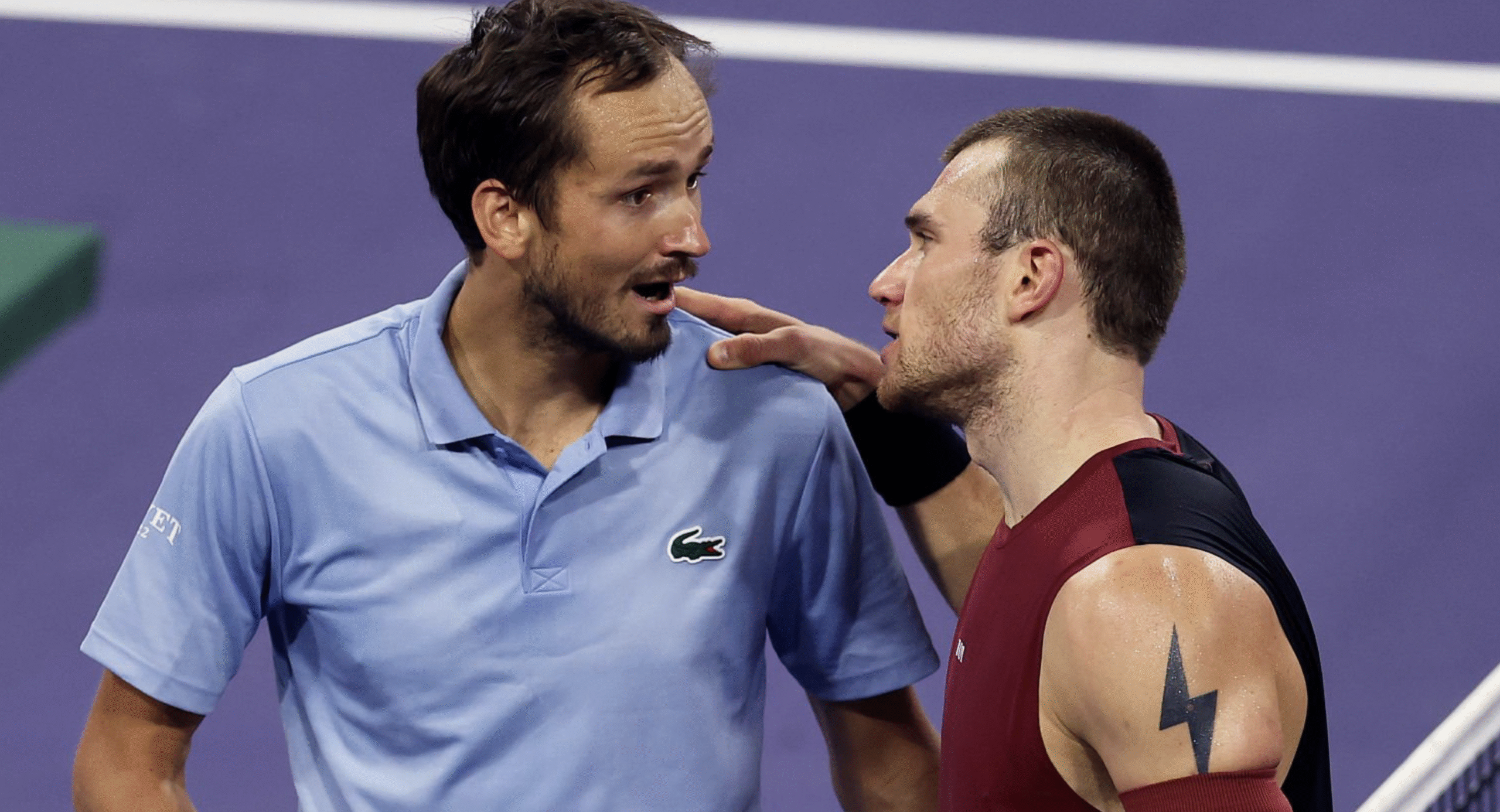 [VÍDEO] Polémica: Medvedev ganha ponto com ajuda do VAR mas depois admite que foi injusto