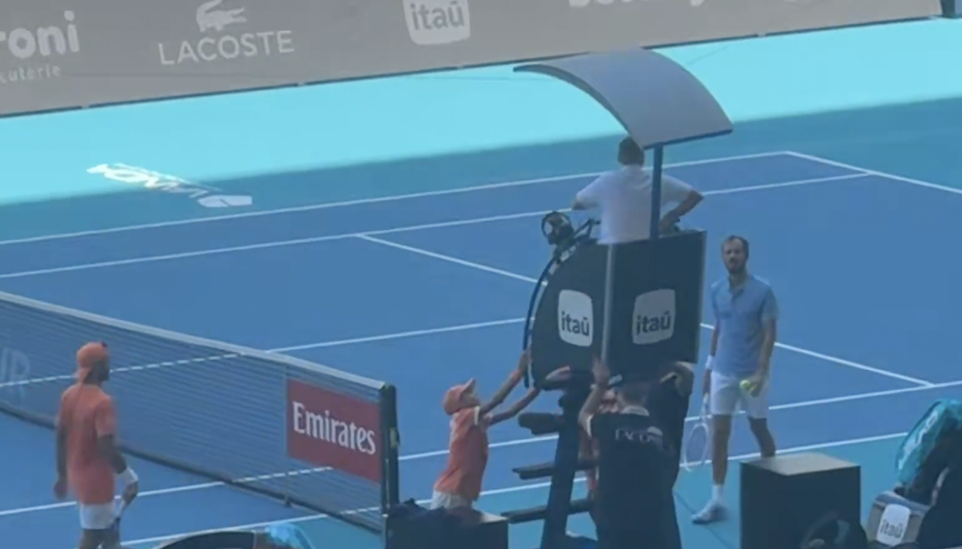 [VÍDEO] Árbitro apanha enorme susto em Miami por causa de cabo de uma spider cam