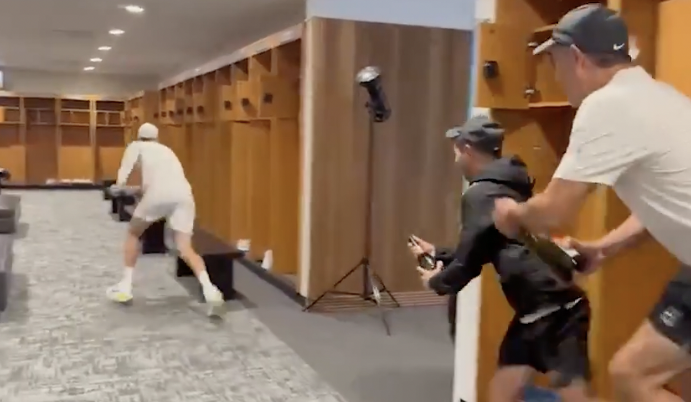 [VÍDEO] A curiosa festa de Sinner quando chegou ao balneário após conquistar Miami