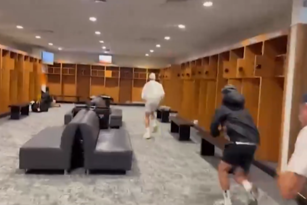 [VÍDEO] Sinner foi aos balneários e teve de… ‘fugir’ da equipa técnica