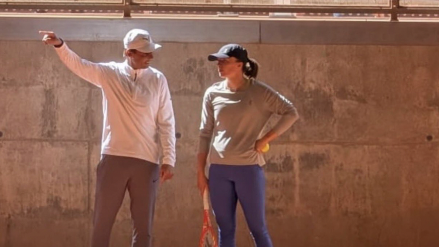 [VÍDEO] De luxo! Swiatek contou com a ajuda de… Nadal no seu treino