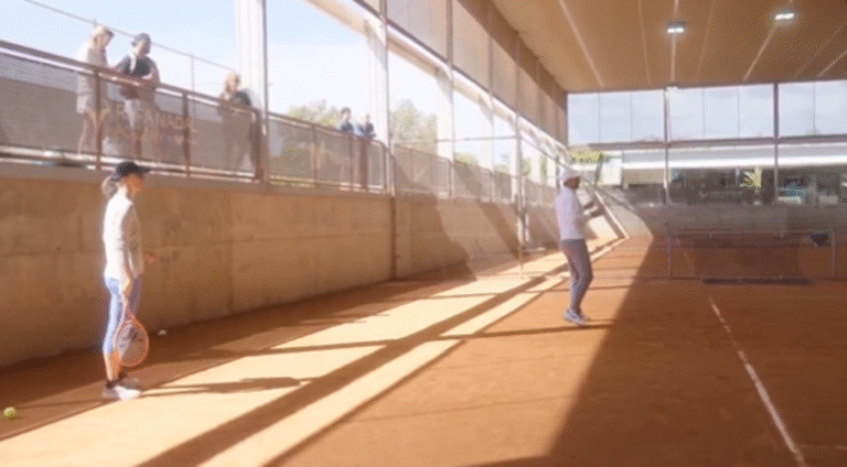 [VÍDEO] Nadal volta ao court para ajudar Swiatek em mais um treino na sua academia