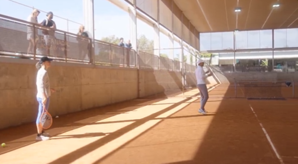 [VÍDEO] Nadal volta ao court para ajudar Swiatek em mais um treino na sua academia