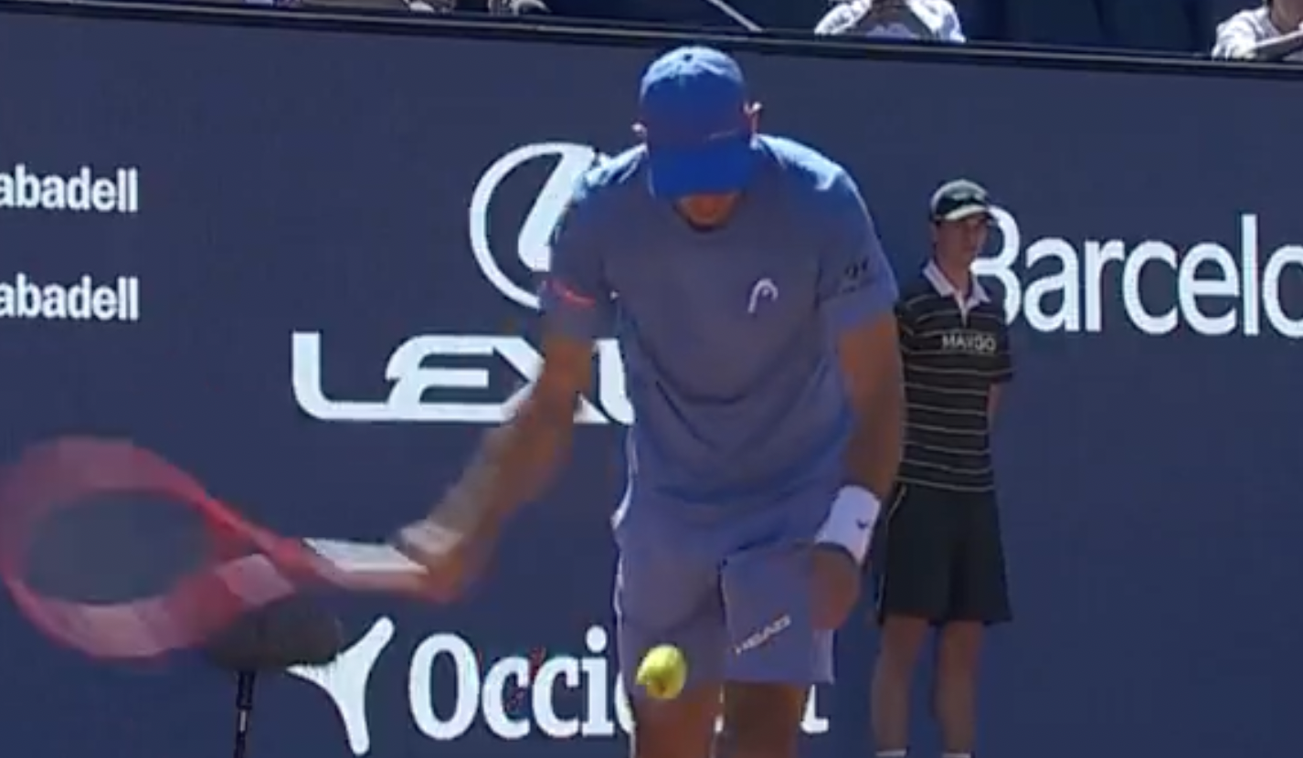 [VÍDEO] Nuno Borges fez um ás… num serviço por baixo em pleno match point em Barcelona