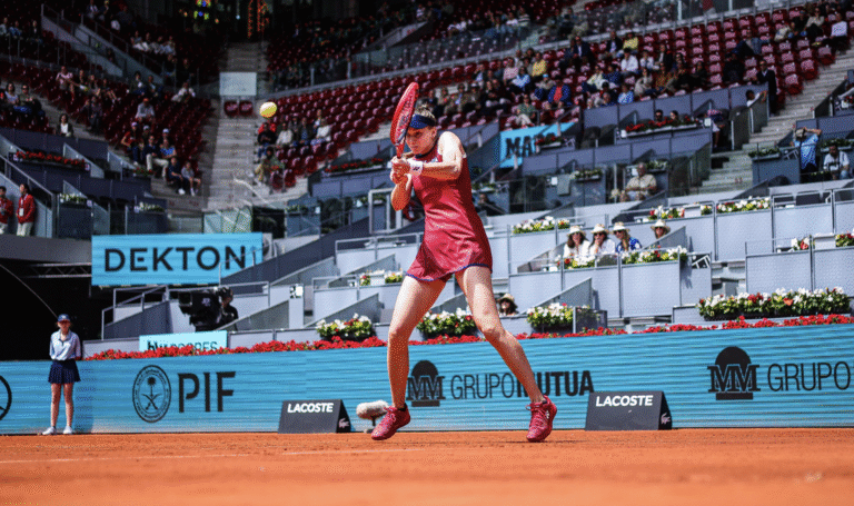 Rybakina apanha susto mas vence; Cirstea e Ostapenko entram fortes