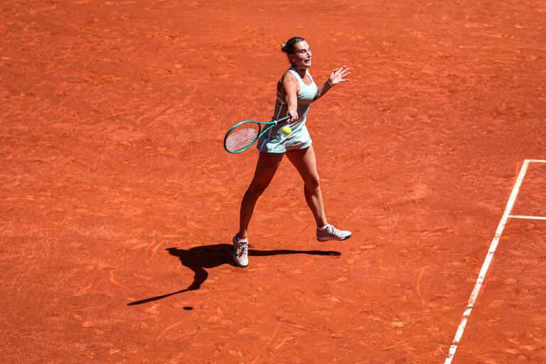 Sabalenka vira batalha de grande nível com Osaka e segue para os ‘quartos’ de Madrid