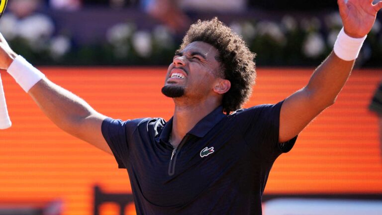 Fils brilha em Barcelona e conquista quarto título da carreira